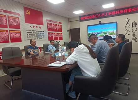 柔性石英砂貼片石發(fā)明人、浙江久石公司董事長(zhǎng)豐新華一行赴沈陽(yáng)工業(yè)大學(xué)開(kāi)展深化校企合作交流